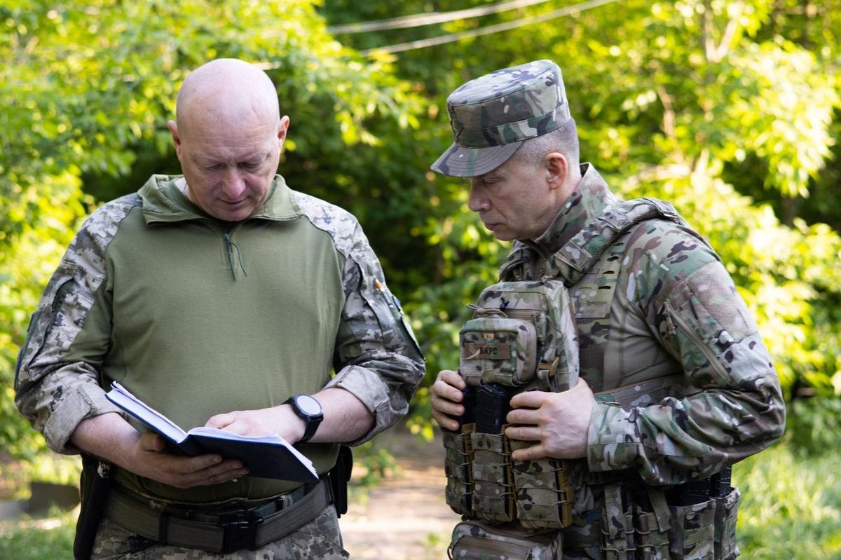 Ukrainian army Commander-in-Chief Oleksandr Syrskyi (right) with Joint Forces Commander Yurii Sodol. Photo: Facebook