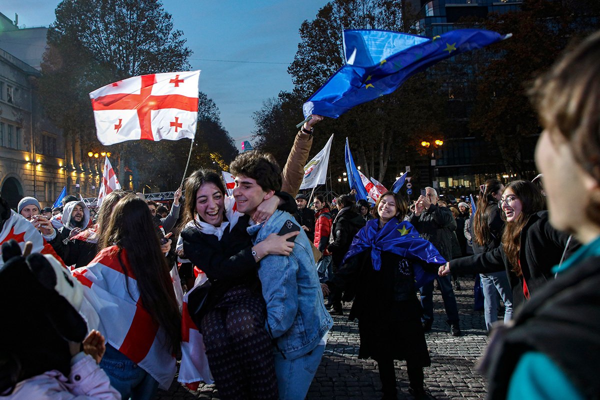 Люди празднуют на митинге после того, как Грузия получила статус официального кандидата на вступление в Европейский союз, в центре Тбилиси, Грузия, 15 декабря 2023 года. Фото: David Mdzinarishvili / EPA-EFE