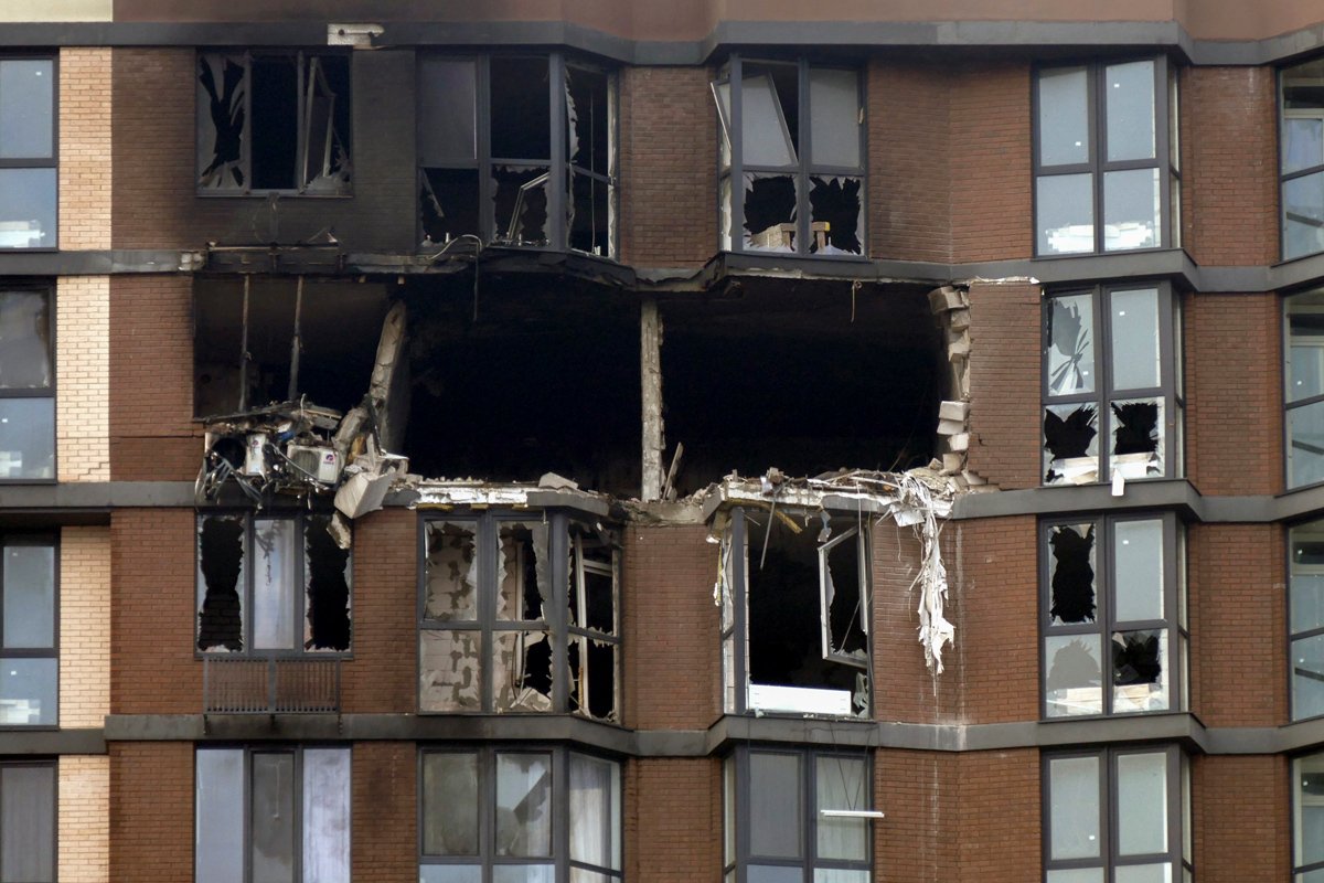 Pasojat e një droni kamikaz që godet një ndërtesë banimi në Odessa. Foto: Igor Tkachenko / EPA-EFE