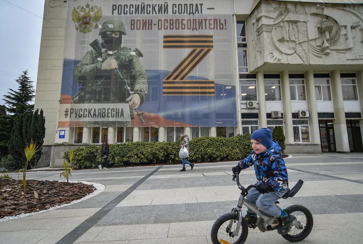 ‘A Russian soldier is a warrior-liberator!#RussianSpring’ Photo: EPA-EFE / STRINGER