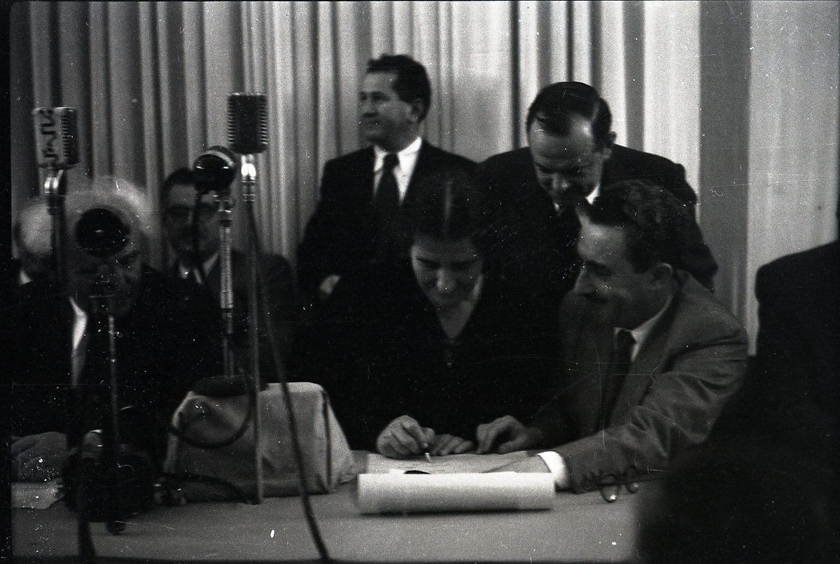 Голда Меерсон подписывает Декларацию независимости Израиля, 14 мая 1948 года. Фото: Beno Rothenberg / catalog.archives.gov.il