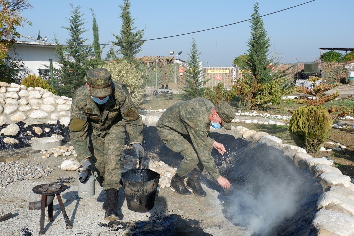 Two Russian soldiers tending a garden inside the Hmeimim base, 2 January 2020. Source: Russian Ministry of Defence