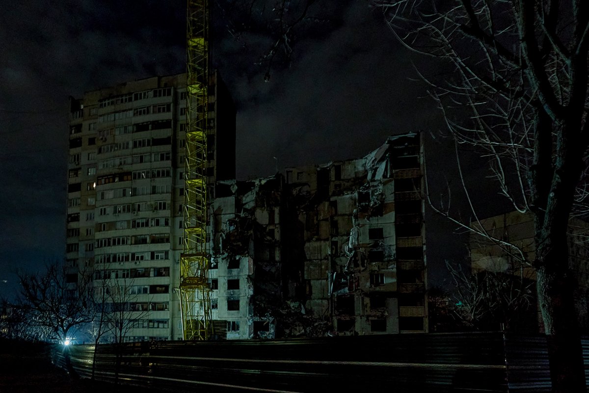 Вид на разрушенный российскими войсками жилой дом во время отключения электричества в Харькове, Украина, 24 марта 2024 года. Фото: Сергей Козлов / EPA-EFE