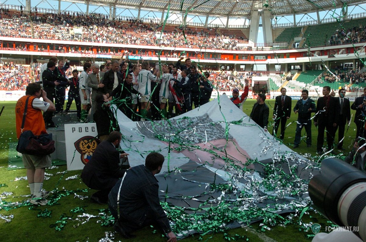 Игроки футбольного клуба «Терек» празднуют победу в Кубке России, 2004 год. Фото: ФК «Ахмат»