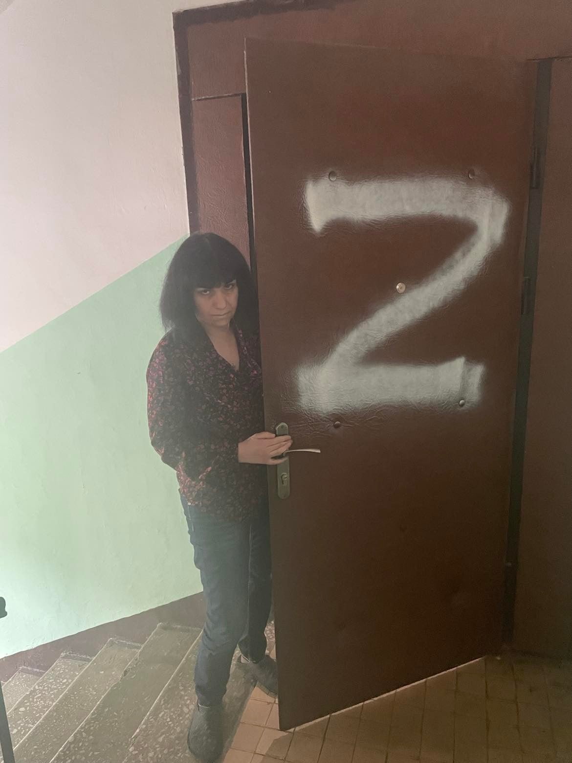 Дверь квартиры Марины Давыдовой с нанесенной буквой Z. Фото: Facebook / ignatson