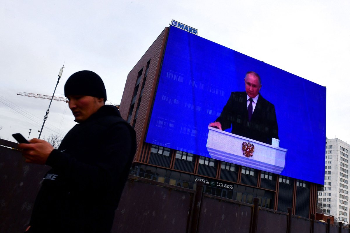 Экран с трансляцией обращения Путина на фасаде здания в Москве, 29 февраля 2024 года. Фото: Ольга Мальцева / AFP / Scanpix / LETA
