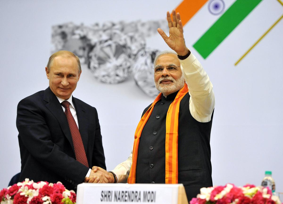Премьер-министр Индии Нарендра Моди и Владимир Путин во время «Всемирной алмазной конференции» в Нью-Дели, Индия, 11 декабря 2014 года. Фото: EPA/STR
