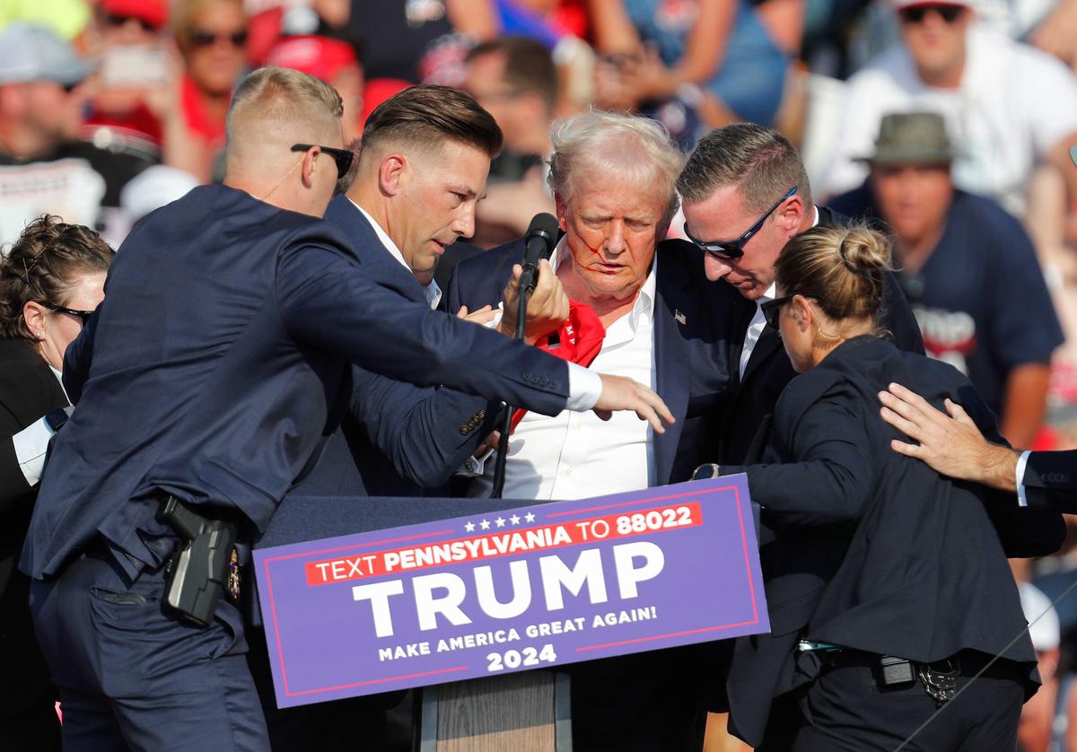 Покушение на Дональда Трампа во время предвыборного митинга в Батлере, штат Пенсильвания. Фото: David Maxwell / EPA-EFE