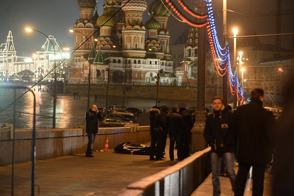 Следователи у тела Бориса Немцова, на фоне собора Василия Блаженного в центре Москвы, 28 февраля 2015 года. Фото: Павел Бедняков / EPA