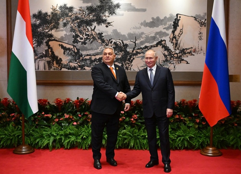 Vladimir Putin and Viktor Orbán shaking hands at the 'One Belt, One Road’ forum in Beijing on 17 October 2023. Photo: EPA-EFE/GRIGORY SYSOEV /SPUTNIK / KREMLIN POOL