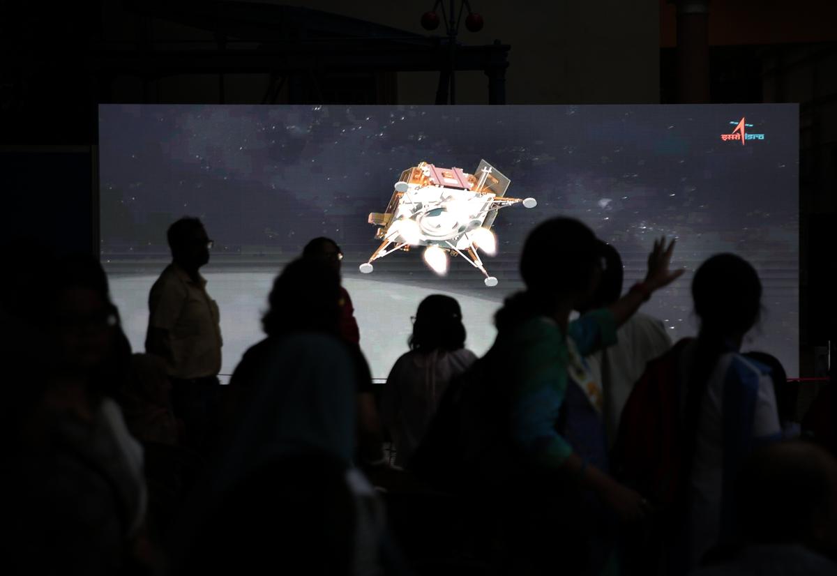 Люди наблюдают за прямой трансляцией высадки аппарата Chandrayaan-3 на Луну, 23 августа 2023 года. Фото: EPA-EFE / PIYAL ADHIKARY