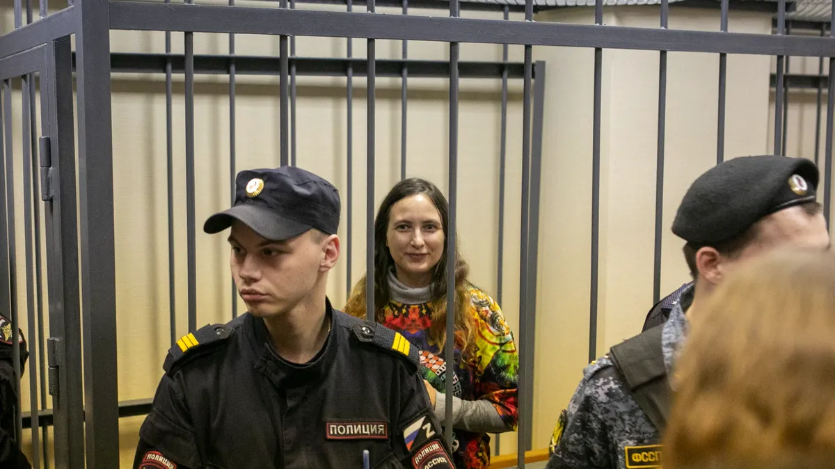 Художницу Сашу Скочиленко приговорили к 7 годам колонии по делу об антивоенных ценниках