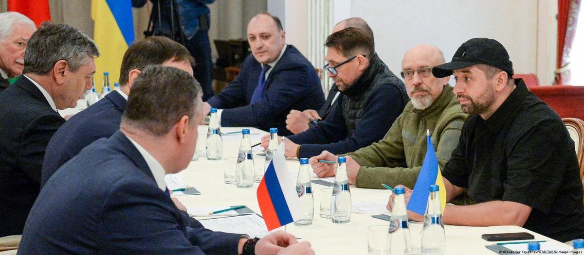 Украинская делегация на российско-украинских переговорах в Беларуси. Денис Киреев первый слева. Фото:  Twitter