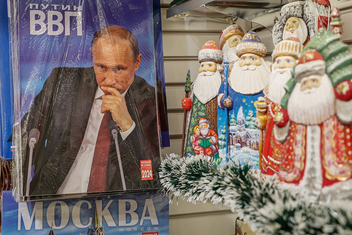 Календарь с портретом президента России Владимира Путина в магазине сувениров в центре Москвы, 7 декабря 2023. Фото: Юрий Кочетков / EPA-EFE