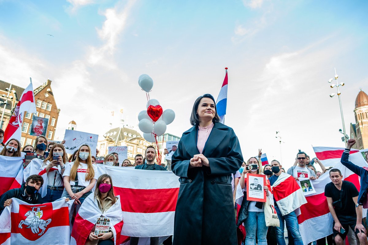 Светлана Тихановская встретилась с белорусской общиной во время акции протеста, организованной на площади Дам в Амстердаме, Нидерланды, 28 мая 2021 года. Фото: Romy Arroyo Fernandez / NurPhoto / Getty Images