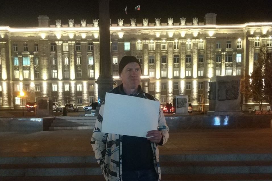 Александр Демиденко с пикетом в Белгороде, 24 февраля 2023 года. Фото: Виктория Литвин