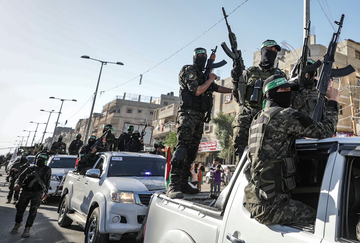 Бойцы бригады Изз ад-Дин аль-Кассам, военного крыла ХАМАС, на параде в городе Газа, 27 мая 2021 года. Фото: Mohammed Saber / EPA-EFE
