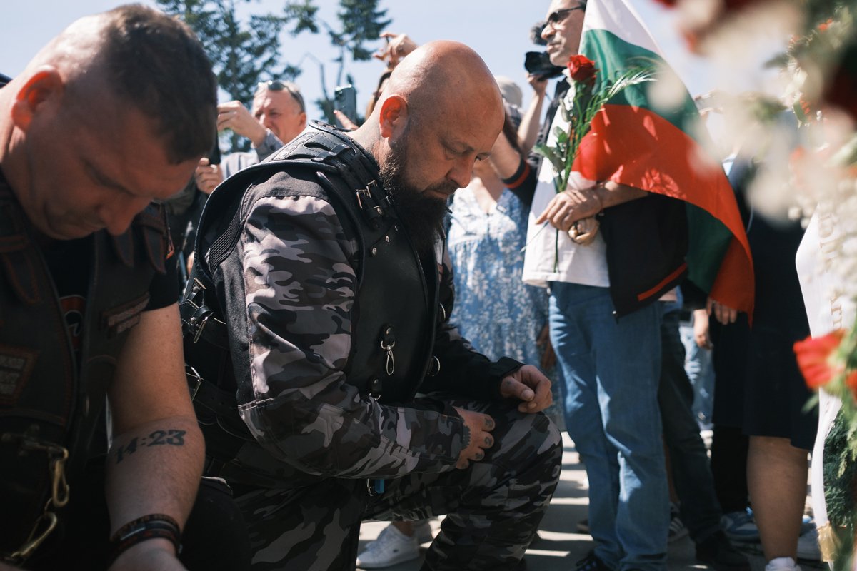 Байкеры преклоняют колено на мемориале во время возложения цветов. Фото: Даниил Маштаков