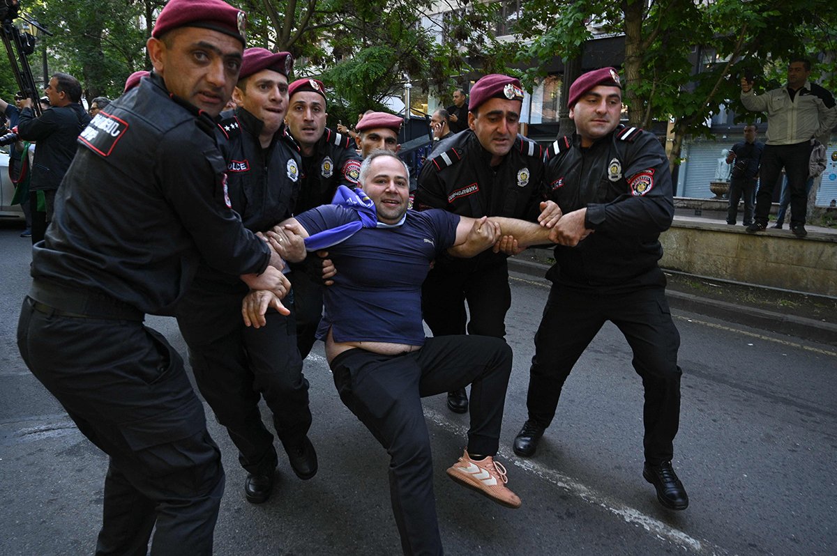 Сотрудники правоохранительных органов Армении задерживают протестующего во время митинга с требованием отставки премьер-министра Никола Пашиняна в связи с передачей земель соседнему Азербайджану в Ереване 27 мая 2024 года. Фото: Karen Minasyan / AFP / Scanpix / LETA