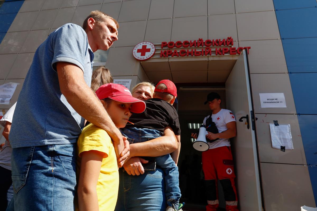 Evacuated civilians from Russia’s Kursk border region wait for aid at a Russian Red Cross office in central Kursk, 17 August 2024. Photo: EPA-EFE / STRINGER