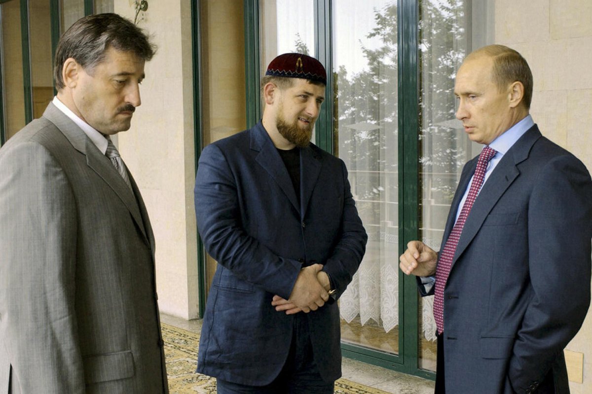 Али Алханов, Рамзан Кадыров и Владимир Путин в Чечне, 22 августа 2004 года. Фото:  Kremlin.ru