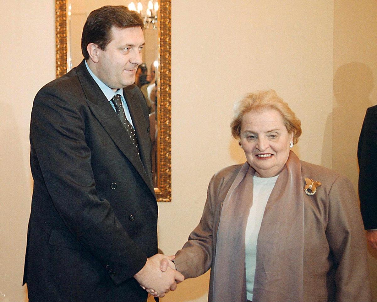 US Secretary of State Madeleine Albright is greeted by Bosnian Serb Prime Minister Milorad Dodik on 9 March, 2000. Photo: EPA PHOTO EPA POOL/DRAGO VEJNOVIC