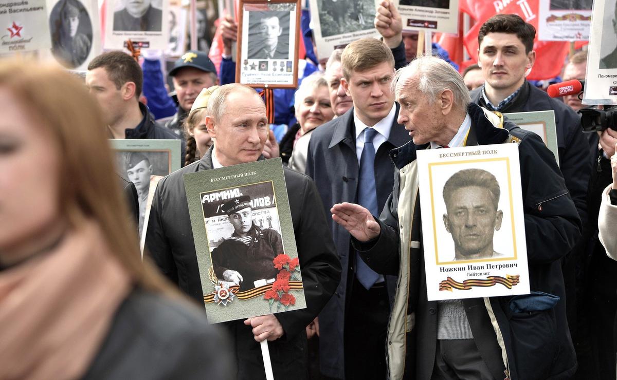 Владимир Путин во время участия в шествии «Бессмертного полка». Фото: Kremlin.ru