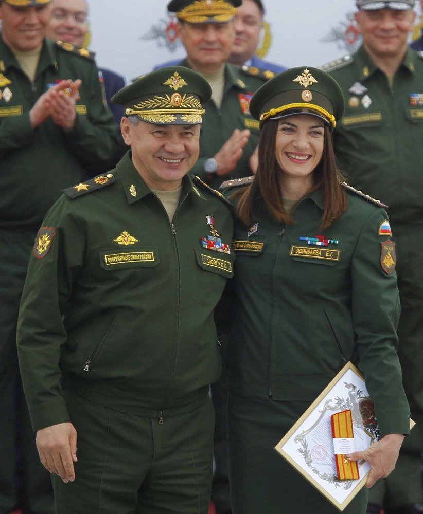 Russian Defence Minister Sergey Shoigu and pole vaulter Elena Isinbayeva. Photo: Russian Defence Ministry