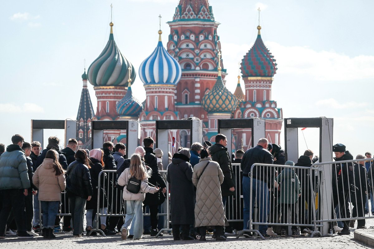 Люди проходят на Красную площадь через металлоискатели на фоне усиления мер безопасности после теракта в «Крокус Сити Холл» в Москве, 27 марта 2024 года. Фото: Юрий Кочетков / EPA-EFE