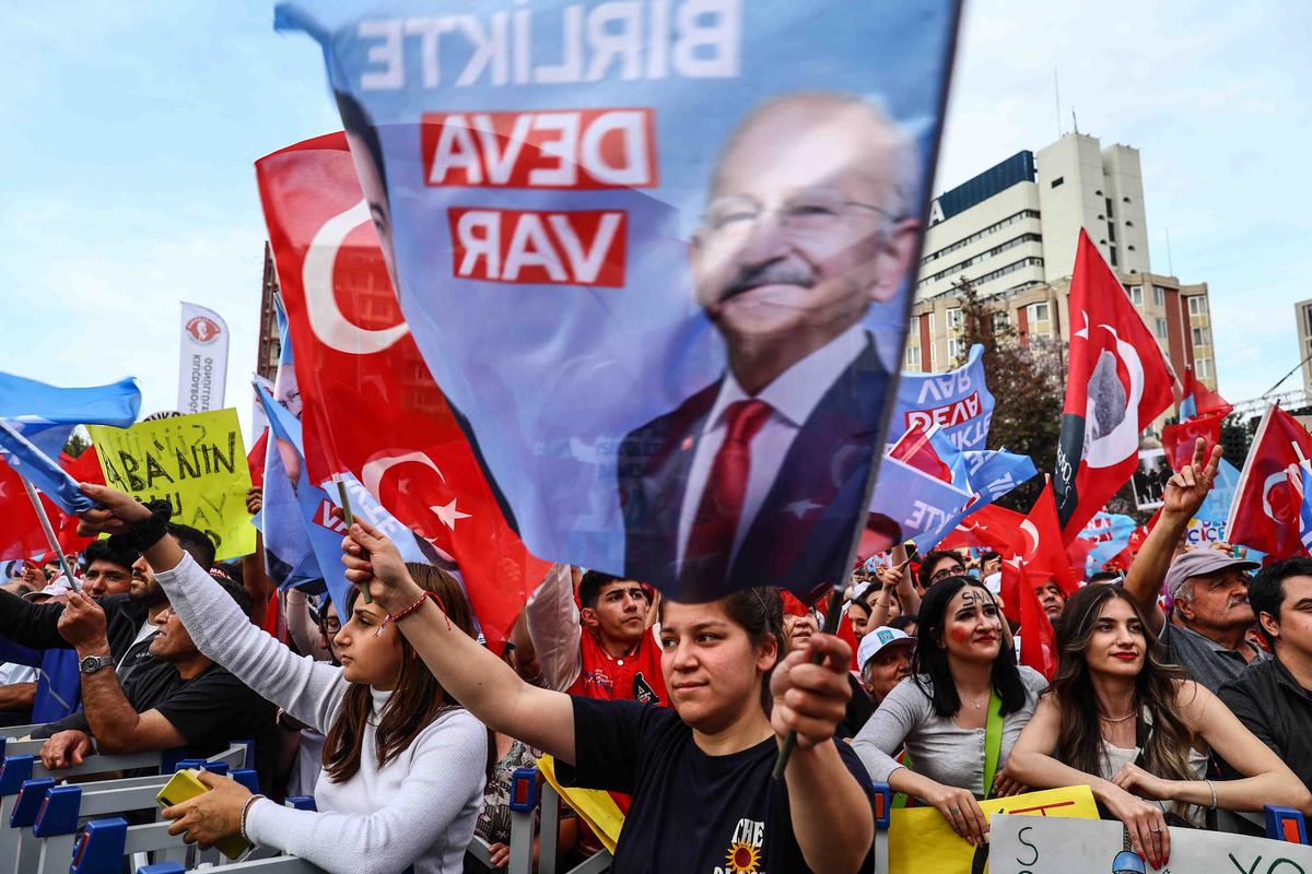Сторонники кандидата от оппозиции Кемаля Кылычдароглу во время демонстрации в Анкаре, 12 мая 2023 года. Фото: EPA-EFE / SEDAT SUNA