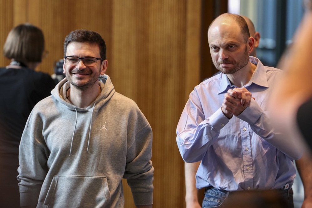 Russian opposition politicians Ilya Yashin and Vladimir Kara-Murza in Bonn, Germany, following their release and exchange on 2 August 2024. Photo: EPA-EFE/CHRISTOPHER NEUNDORF