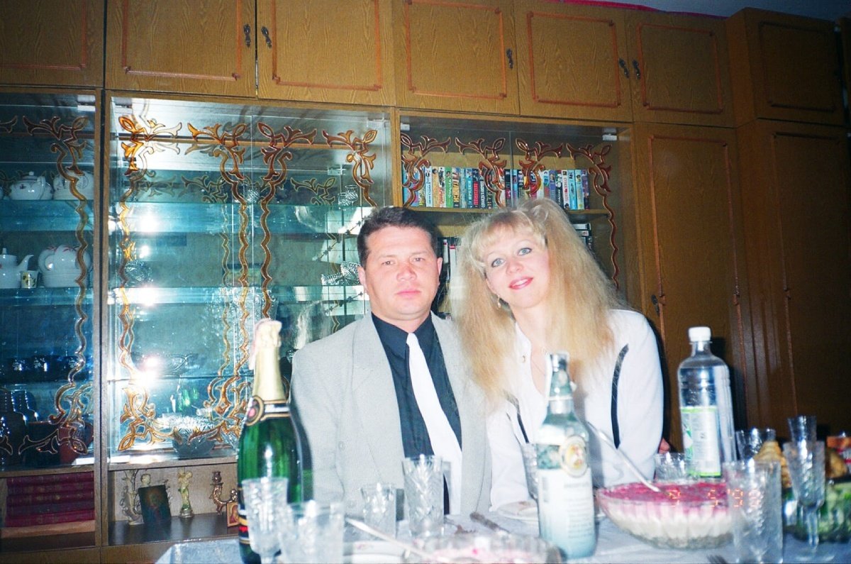 Андрей и Наталья Гаряевы на семейном застолье дома. 2000 год. Фото из личного архива