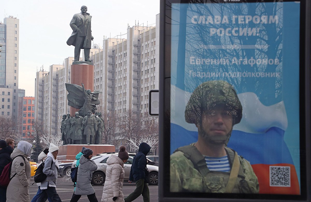 Рекламный щит с изображением на Калужской площади в Москве, Россия, 1 декабря 2022 года. Фото: Максим Шипенков / EPA