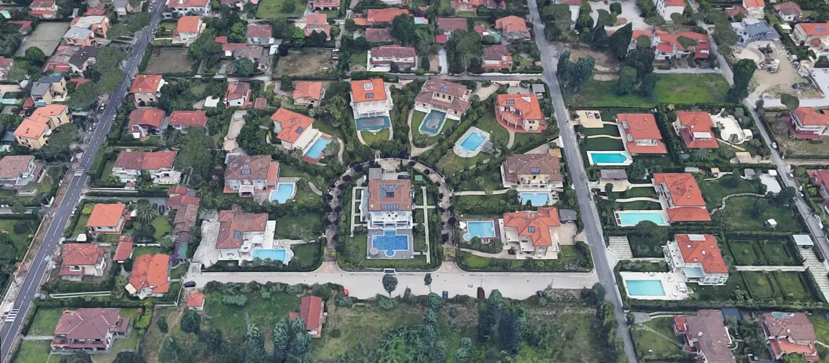 The Vittoria Apuana district of Forte. A swimming pool is an essential requirement for any Russian visitors, according to local estate agents. Screenshot: Earth.Google