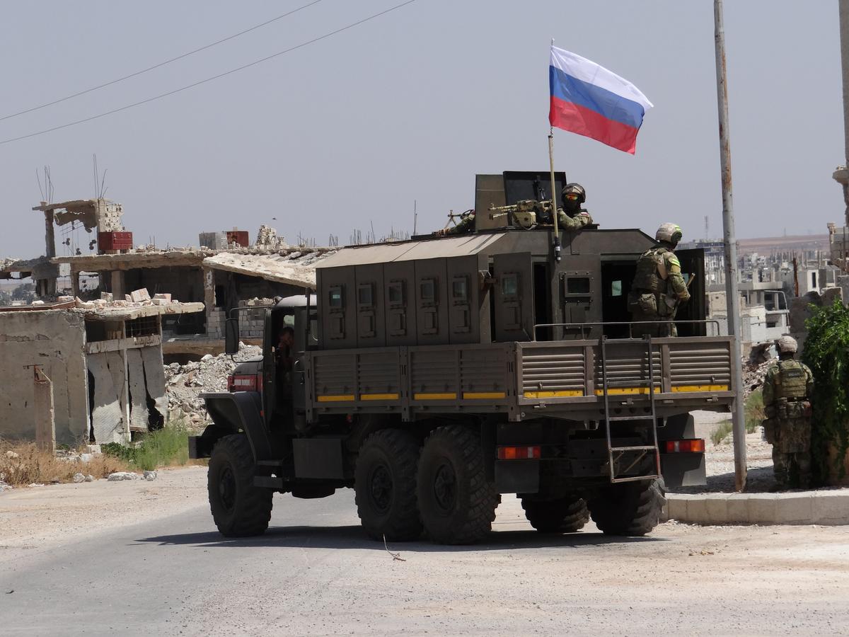 Российские войска входят в сирийский район Дараа аль-Балад в южной сирийской провинции Дараа, Сирия, 1 сентября 2021 года. Фото: Yasser Alhatib/Anadolu Agency via Getty Images