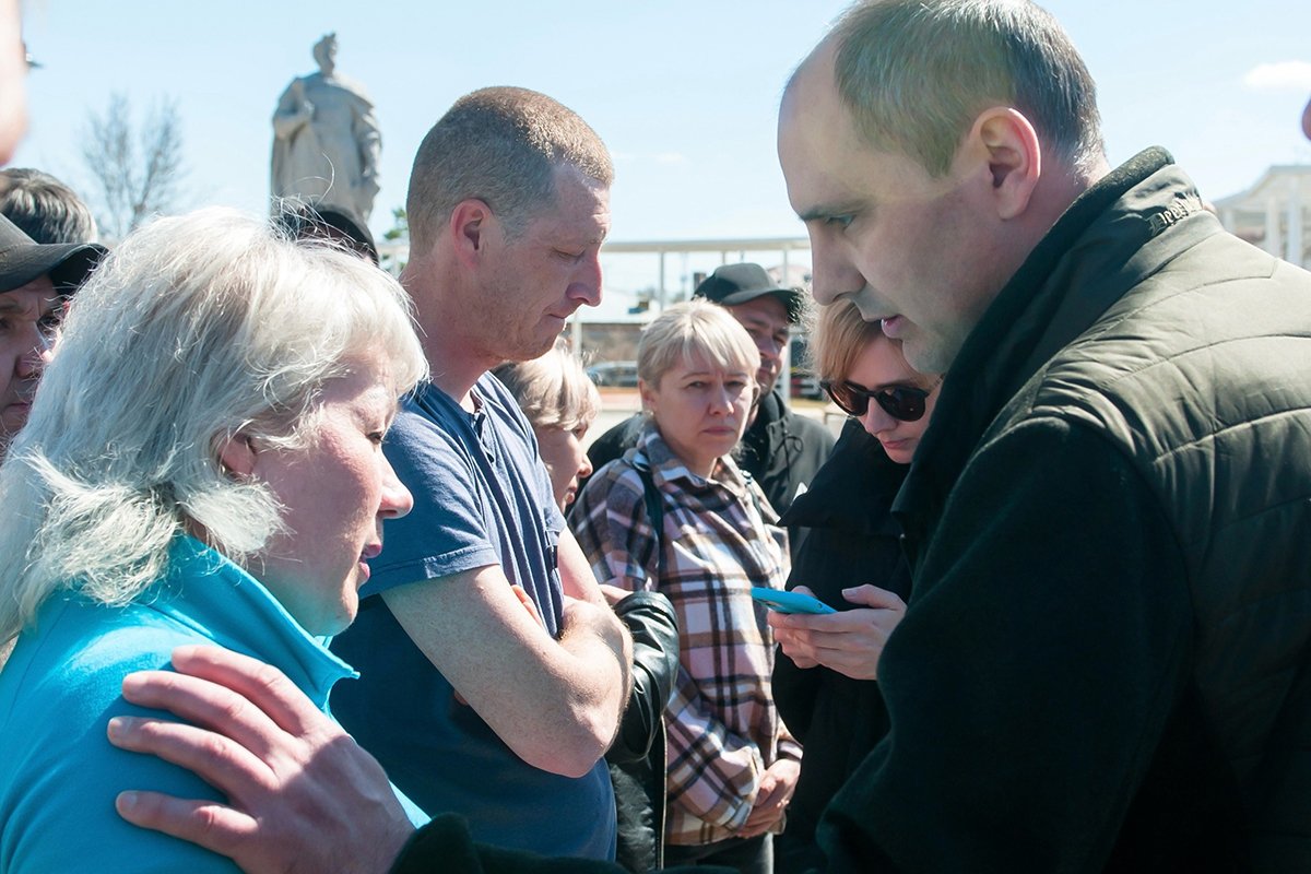 Денис Паслер общается с пострадавшими от затопления. Фото: официальный аккаунт Вконтакте