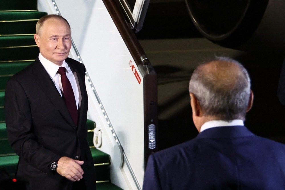 Vladimir Putin disembarks from a plane upon his arrival to Baku, Azerbaijan, 18 August 2024. Photo: EPA-EFE/MIKHAIL TERESHCHENKO/SPUTNIK/KREMLIN POOL