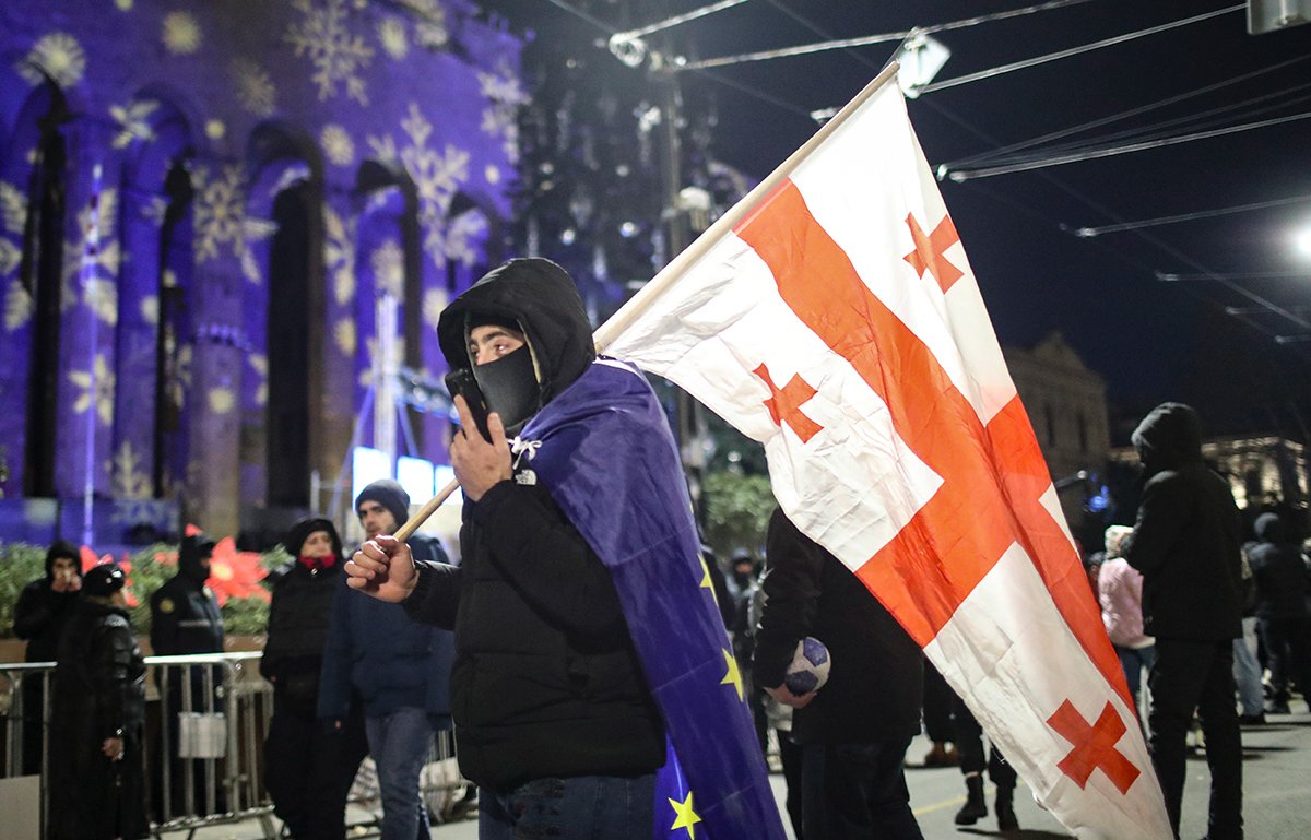 Сторонник грузинской оппозиции во время акции протеста против избрания Михаила Кавелашвили, Тбилиси, Грузия, 14 декабря 2024. Фото: David Mdzinarishvili / EPA-EFE