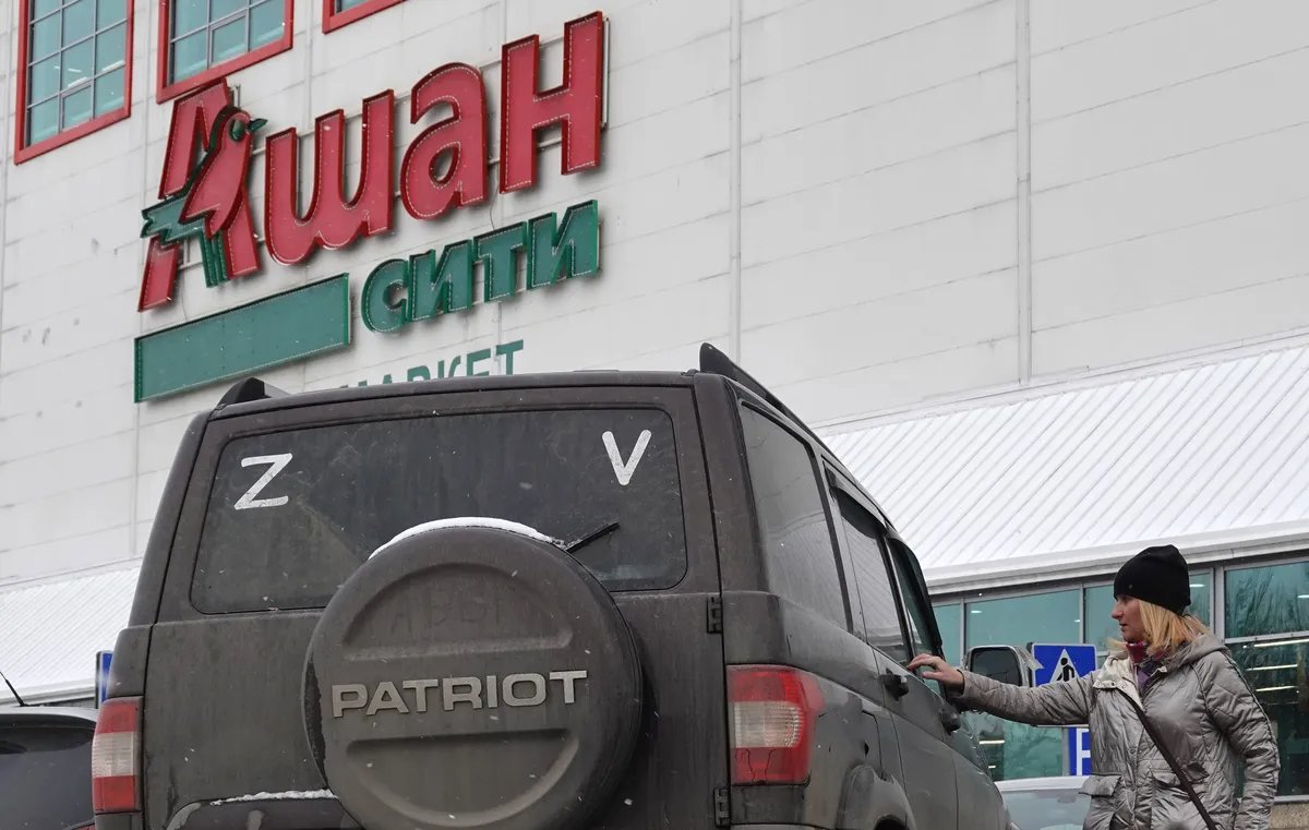 A car marked with letters Z and V, symbolising the Russian invasion of Ukraine, parked in front of French retail group Auchan supermarket. Podolsk, Russia, 2022. Photo: EPA-EFE/MAXIM SHIPENKOV