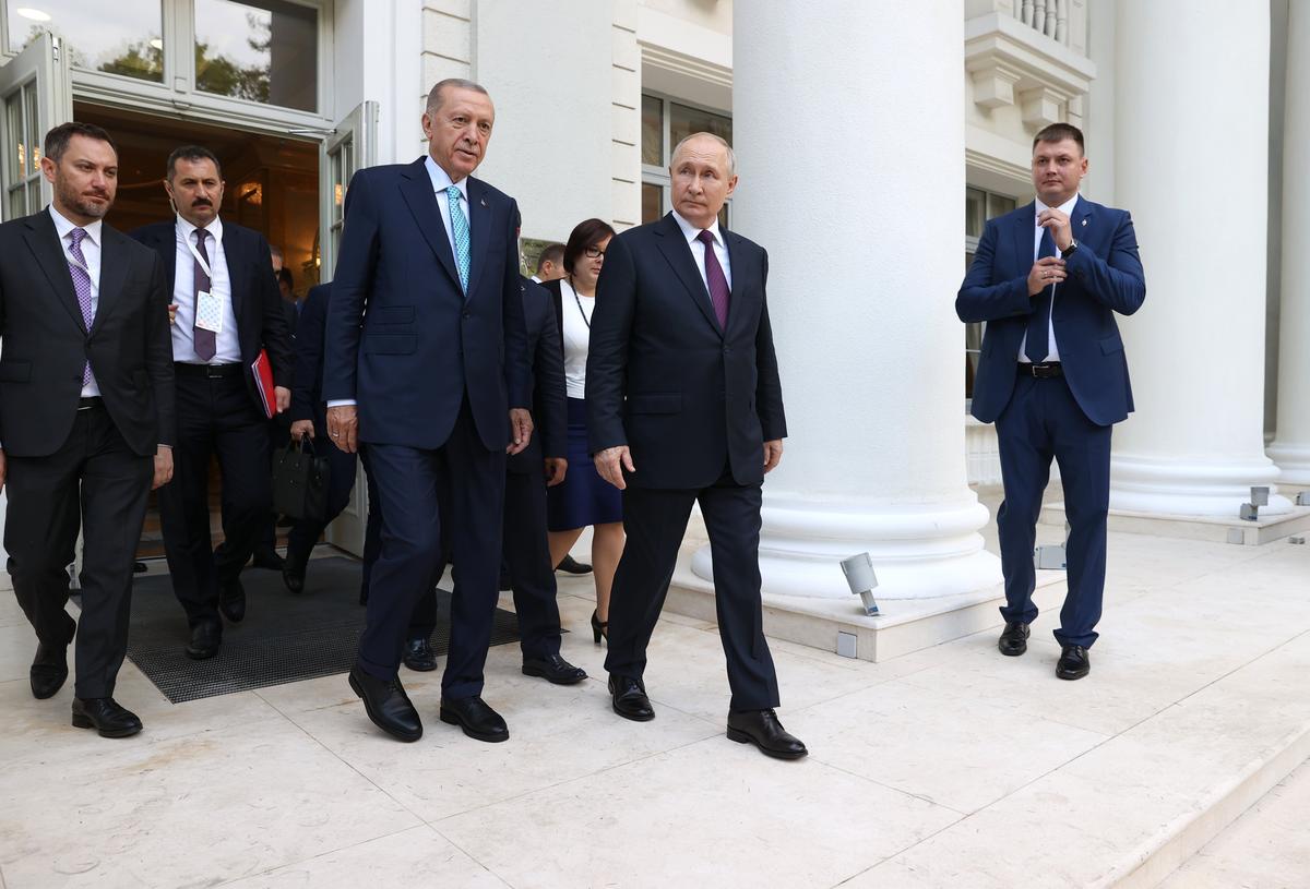 Владимир Путин и Реджеп Эрдоган прощаются после встречи в санатории «Русь» в Сочи, 4 сентября 2023 года. Фото: EPA-EFE/SERGEI KARPUKHIN