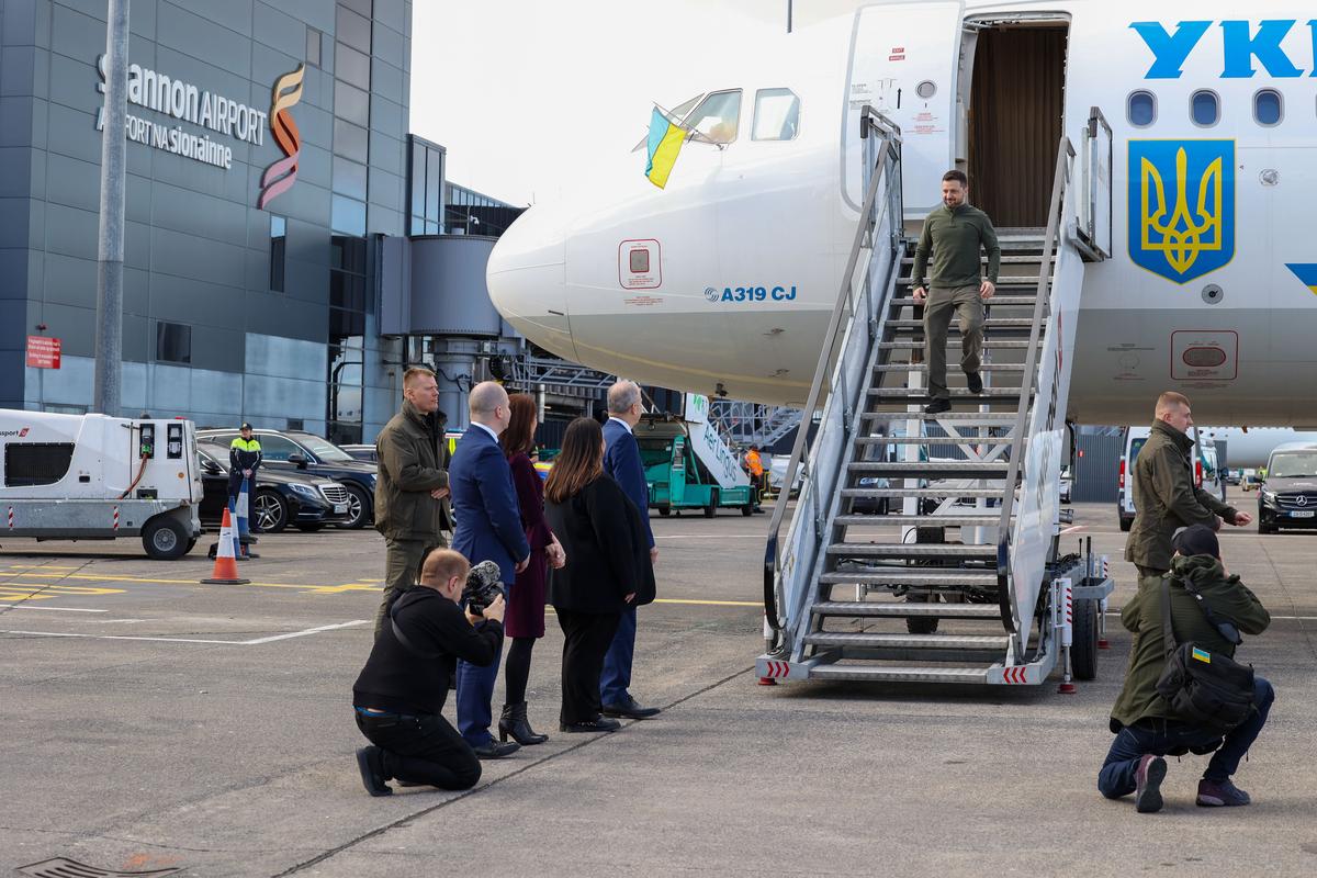 Ukrainian President Volodymyr Zelensky stops at Shannon Airport in Ireland en route to Washington, 27 February 2025. Photo: EPA-EFE