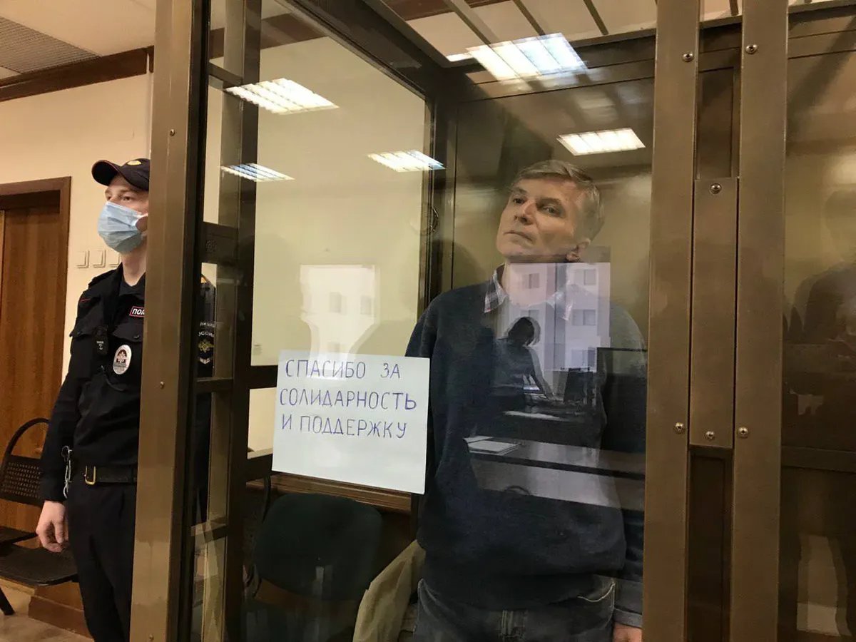 Gorinov holding up a sign that reads “Thank you for your solidarity and support” in court. Photo: Freedom to Alexey Gorinov Telegram channel