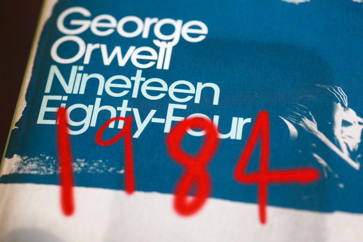 Обложка книги «1984». Фото: Stuart Aylmer / Alamy / Vida Press