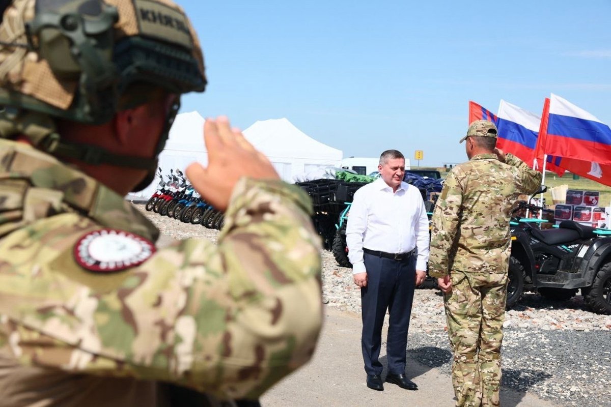 Мы скоро сдохнем тут под завалами, но Путин говорит, что нормально все».  Волгоград утопает в мусоре, а многие дома — в аварийном состоянии и  буквально разрушаются на глазах. До жителей никому нет