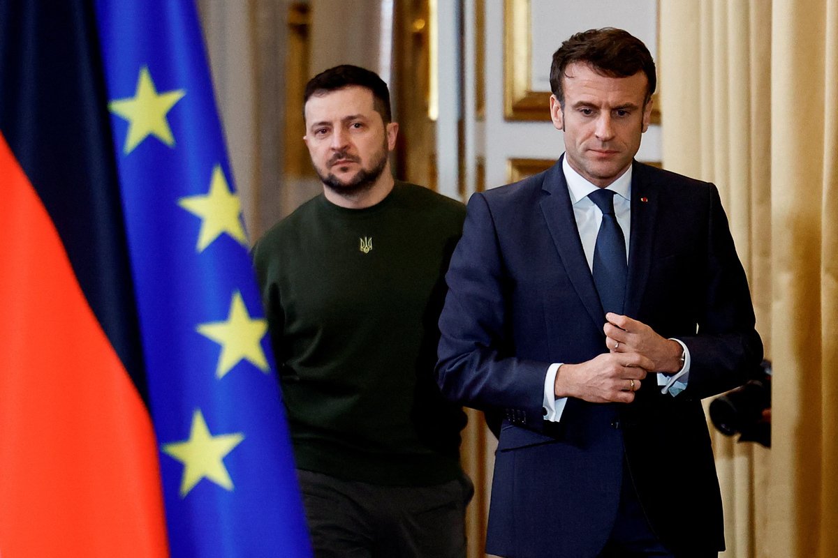 Президент Франции Эммануэль Макрон (справа) и президент Украины Владимир Зеленский (слева) в Елисейском дворце в Париже, Франция, 8 февраля 2023 года. Фото: Sarah Meyssonnier / EPA-EFE