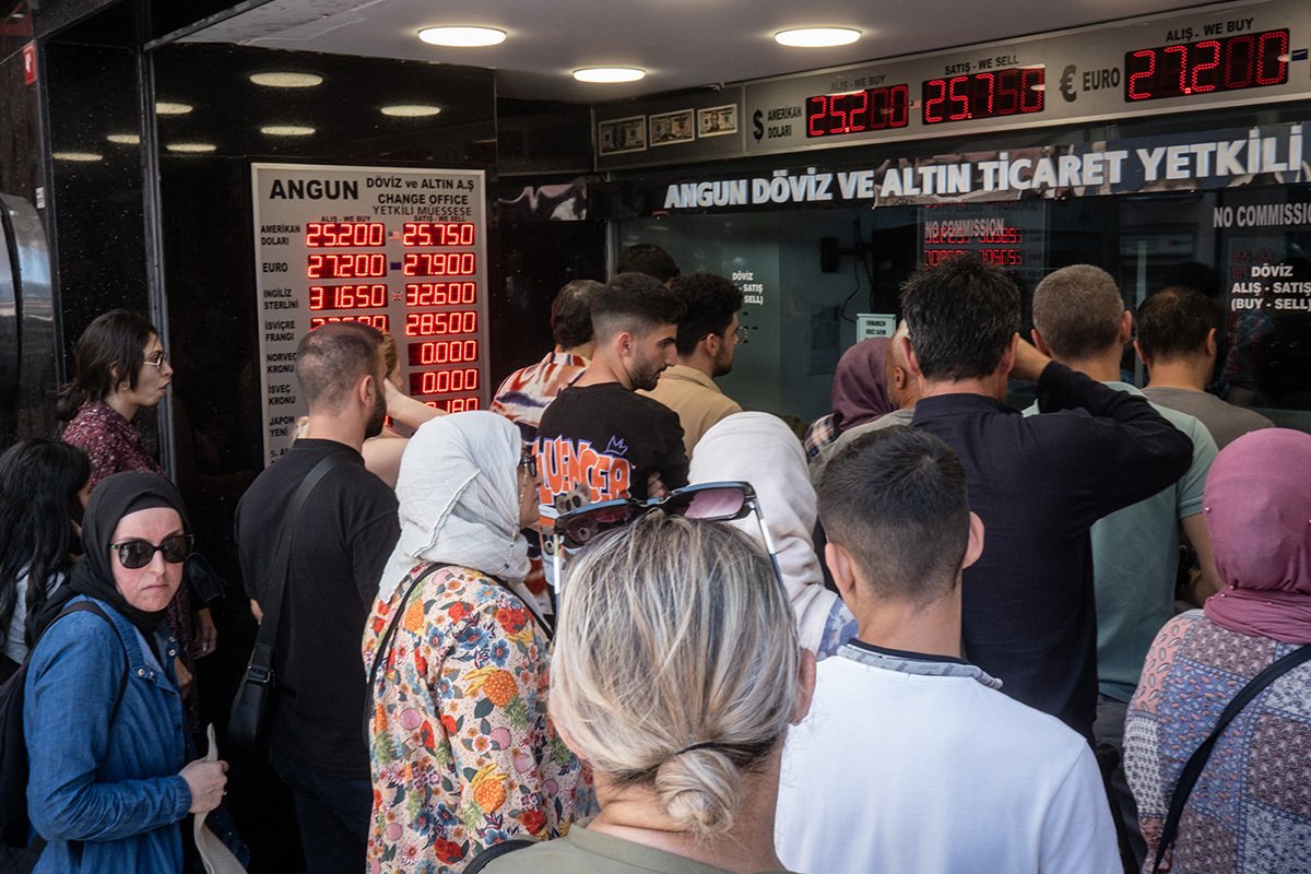 Люди ожидают обмена денег в пункте обмена валюты в Стамбуле, 23 июня 2023 г. Фото: Chris McGrath / Getty Images
