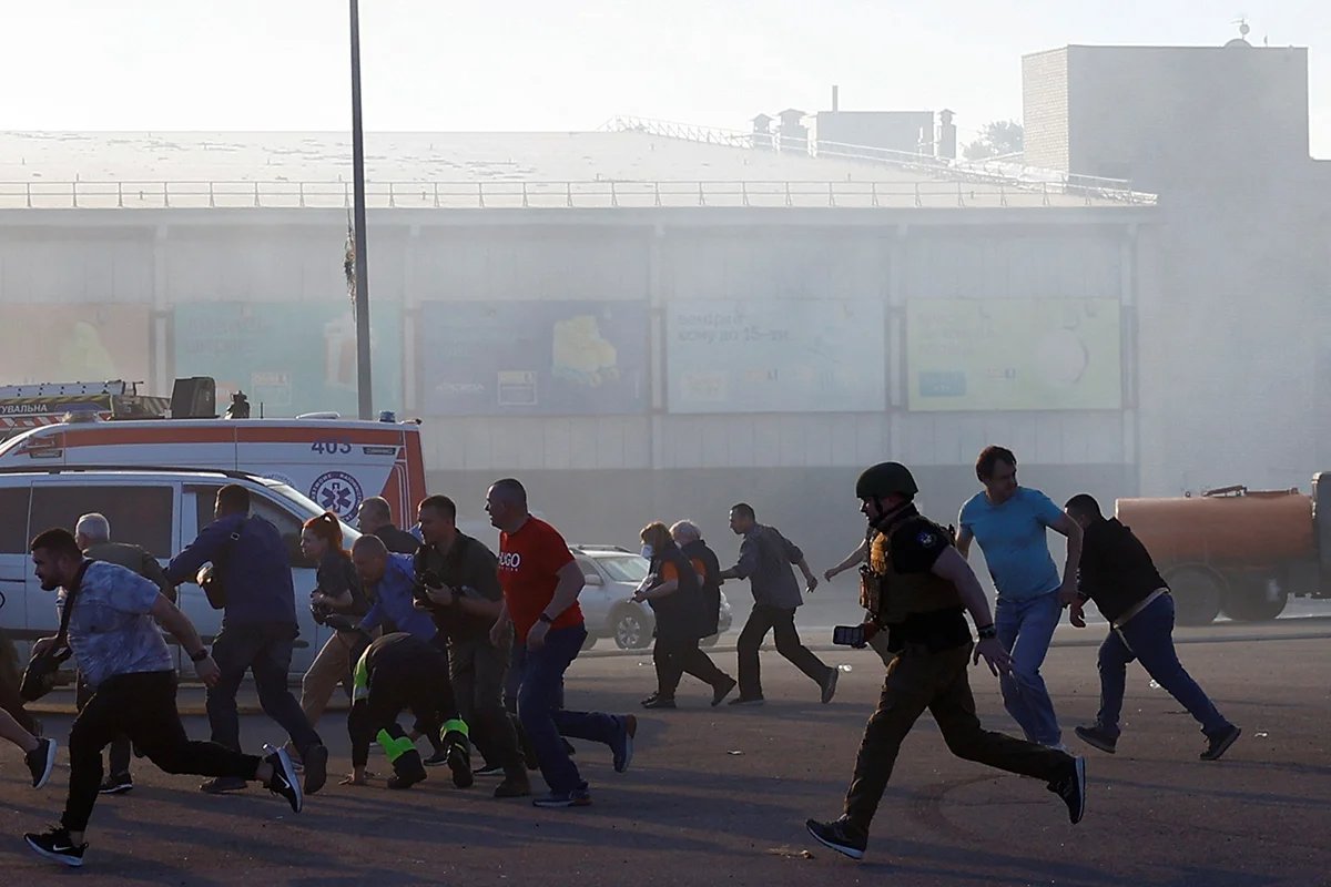 Survivors of the hypermarket attack run for cover as a second air raid warning goes off, 25 May 2024. Photo: Valentyn Ogirenko / Reuters / Scanpix / LETA