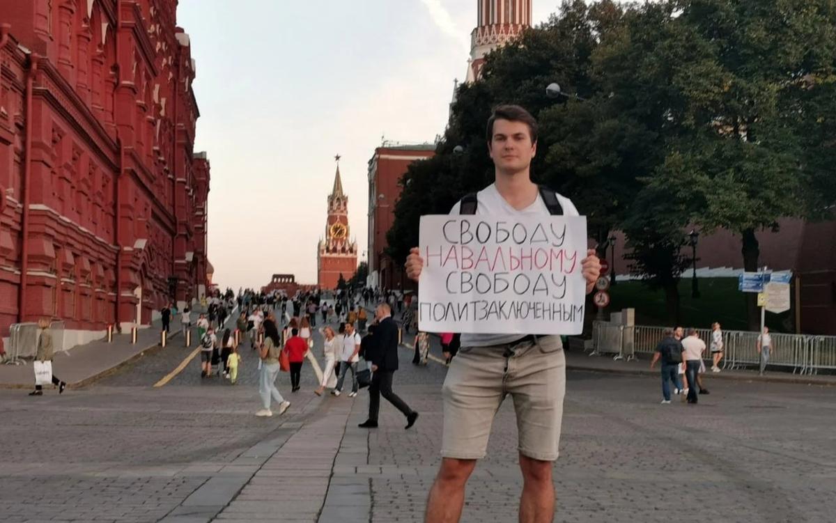 Alexey Malyarevsky picketing outside the Kremlin. Photo: SOTAvision