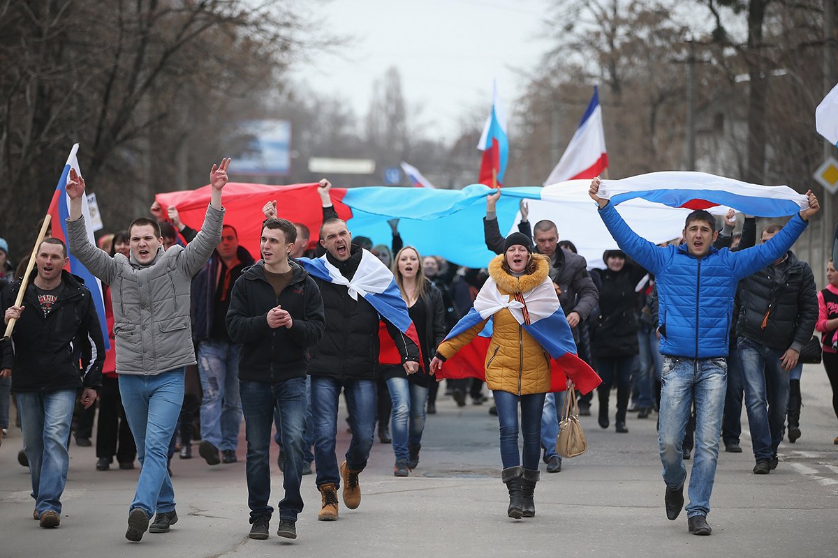 Пророссийские активисты во время шествия в центре Симферополя, Крым, Украина, 1 марта 2014 года. Фото: Sean Gallup / Getty Images
