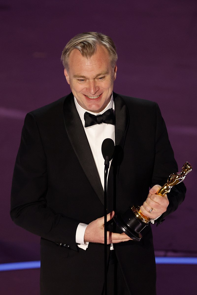 Кристофер Нолан выступает после получения премии «Оскар» за лучшую режиссуру во время 96-й ежегодной церемонии вручения премии «Оскар», Лос-Анджелес, США, 10 марта 2024 года. Фото: Caroline Brehman / EPA-EFE